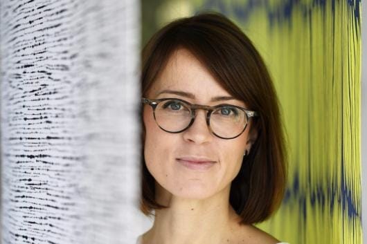 - Olen aina tuntenut itseni pohjalaiseksi, vaikka en ole koskaan asunut siellä, sanoo Reeta Ek, jonka juuret ovat Ilmajoella ja Alajärvellä. Ek valittiin hiljattain Vuoden nuoreksi suunnittelijaksi. KUVA: LEHTIKUVA/VESA MOILANEN