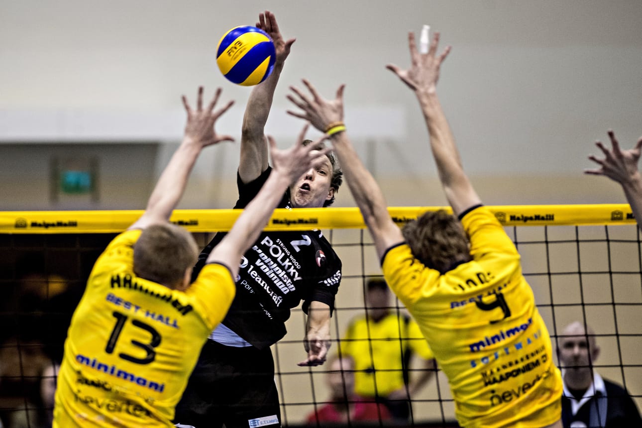 Eetu Pennanen (2) oli Ettan tehokkain pelaaja Kokkolassa. Tässä Pennanen lyö pallon Tiikerien Jiri Hännisen (13) ja Simon Honen rakentaman torjunnan ohi.