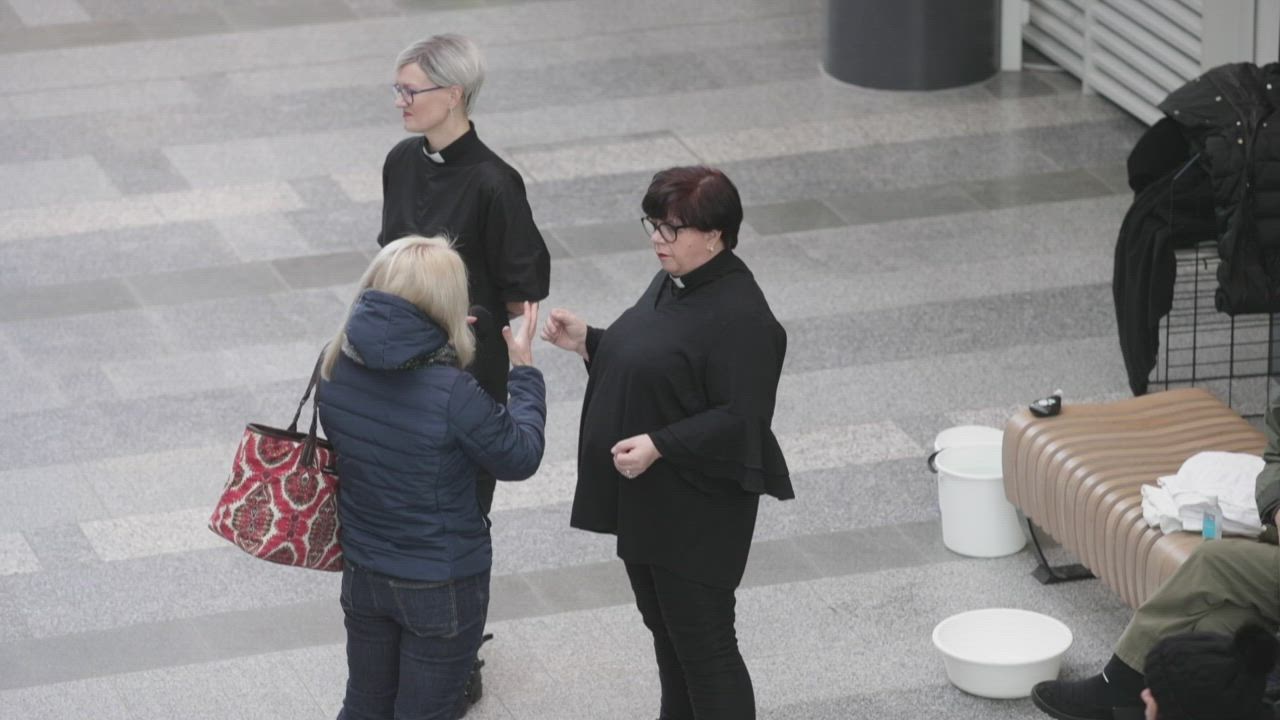 Tennarit lattialle ja varpaat vatiin - papit pesivät jalkoja kauppakeskuksessa