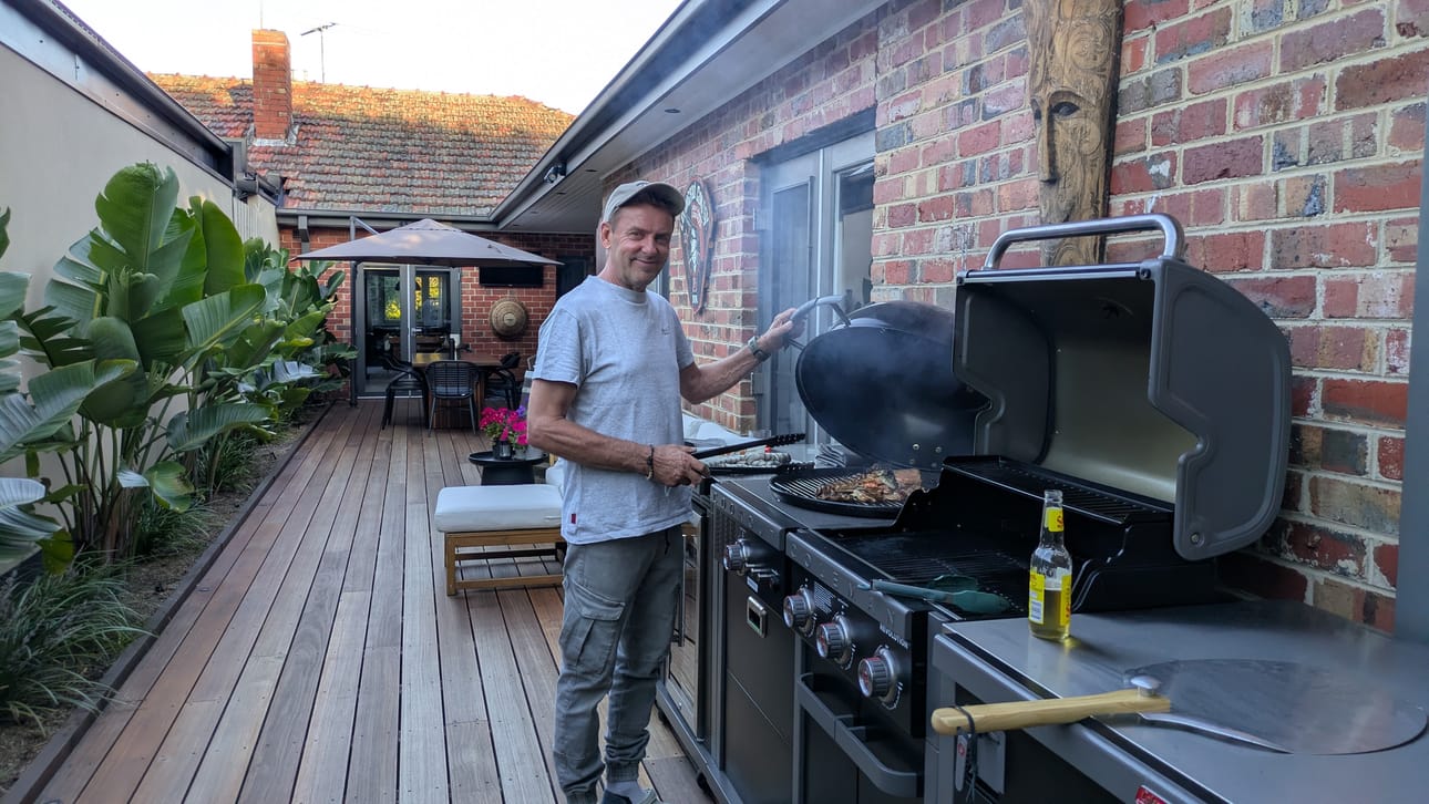 Tony Wik rakastaa grillaamista, ja ruoka on ylipäätään tärkeä Wikin perheessä. Australiassa elää vahva grillauskulttuuri.