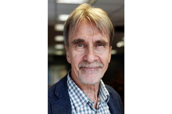 – Tutkimukset ovat keskittyneet lähinnä lääkkeen vaikutusten tutkimiseen. Nämä tutkimukset ovat pääsääntöisesti vain muutaman viikon tai kuukauden mittaisia, jolloin lääkkeen käytön pitkäaikaisvaikutuksista ei ole tietoa. Niinpä vieroitusoireita saatetaan pitää potilaan ongelmina, eikä lääkehoidon lopettamiseen liittyvinä reaktioina, kertoo Jaakko Seikkula, kliininen psykologi ja Jyväskylän yliopiston psykoterapian emeritusprofessori. Kuva: Ben Guiver