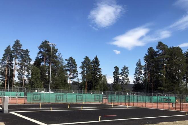 Kuortaneen urheiluopiston uudet padel-kentät rakennetaan entisten tenniskenttien päälle. KUVA: TIIA ETELÄMÄKI