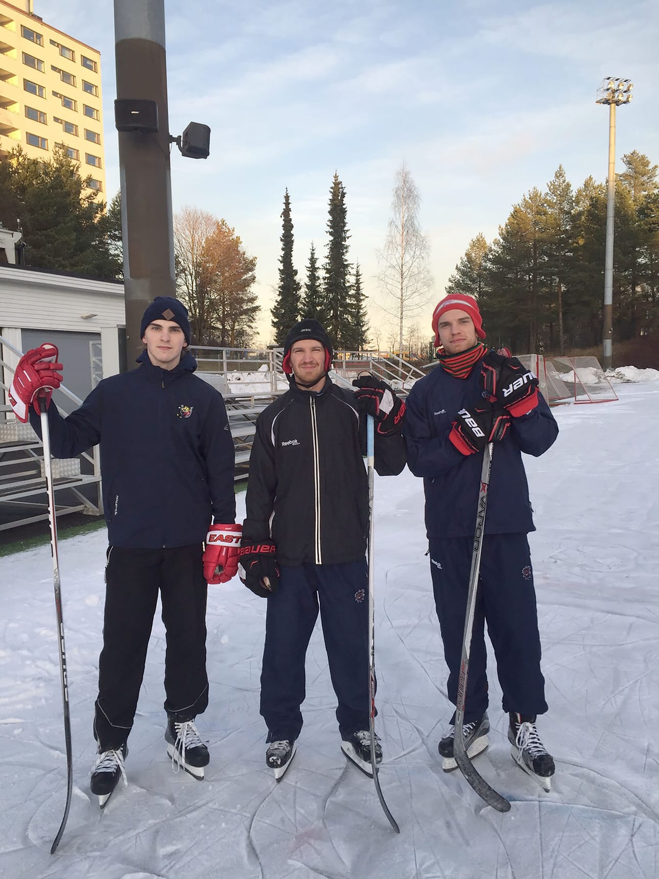 Nättisiä on vaikea saada yhteiskuvaan. Syksystä 2011 lähtien vähintään yksi veljeksistä on pelannut aina ulkomailla. Tämä kuva on otettu jouluaattona 2015. Julius, Jussi ja Joonas Nättinen ovat pelaamassa pipolätkää Viitaniemen ulkojäällä.