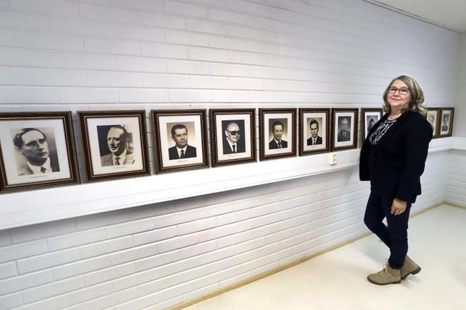 Järviseutu-lehden päätoimittajan Sari Heinilän seitsemän edeltäjän kasvokuvagalleriasta löytyy myös hänen isänsä, Kullervo Rautio. KUVAT: JOUKO HÄNNINEN