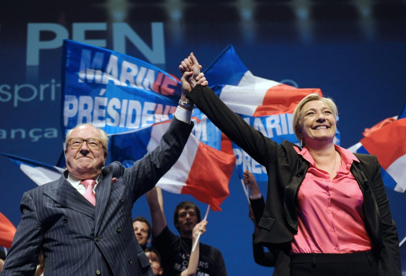 Ranskan Kansallisen rintaman perustaja Jean-Marie Le Pen ja hänen tyttärensä Marine Le Pen Nizzassa presidentinvaalikampanjan aikaan maaliskuussa vuonna 2012. AFP/Lehtikuva