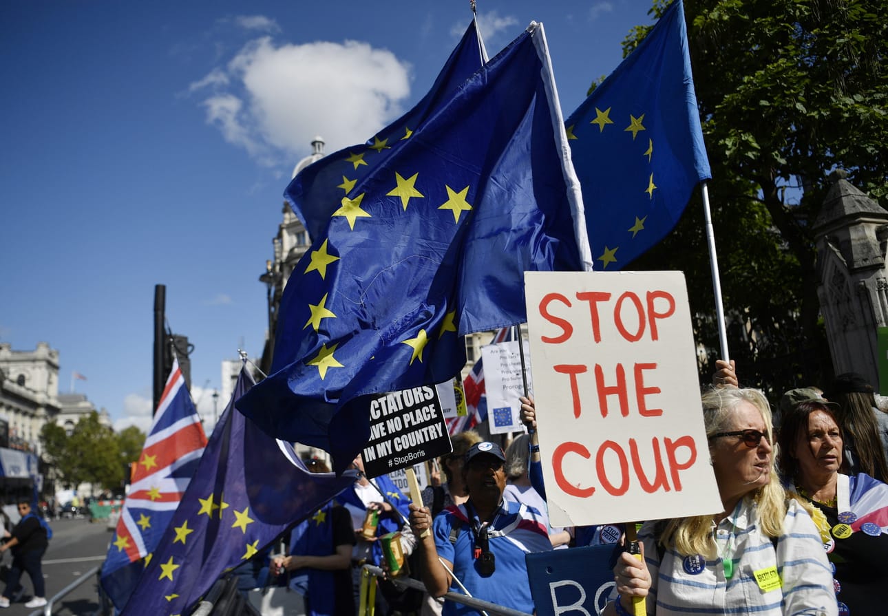 Britannian eroa EU:sta vastustavat ihmiset toivat yhä julki mielipiteensä parlamentin edessä Lontoossa keskiviikkona.