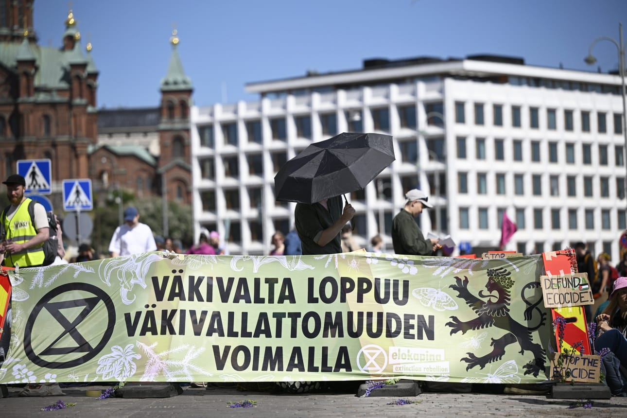 Osallistujia Elokapinan Myrskyvaroitus-mielenosoituksessa Helsingin Kauppatorilla tänään. LEHTIKUVA / ANTTI AIMO-KOIVISTO