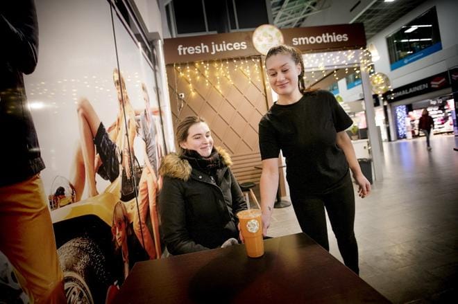 Sofia Heiskanen tarjoilee Sanna Salmelle mukillisen smoothieta. KUVA: JAAKKO ELENIUS