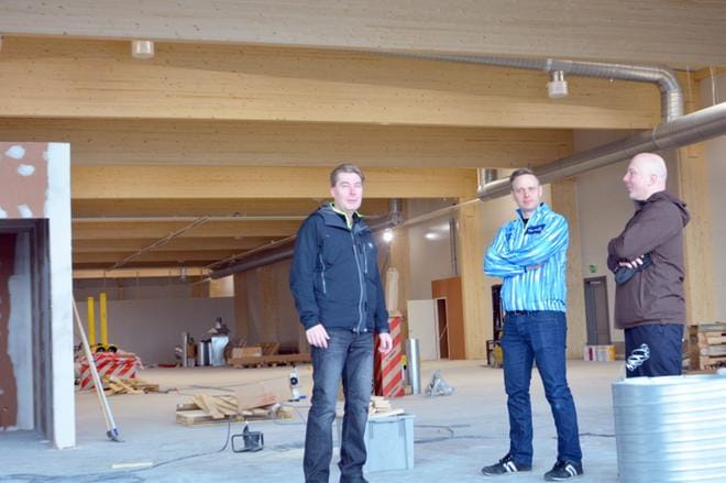 Tuurinportin liikekeskus aukeaa kesäkuussa, tuumaavat yrittäjät Tuomo Valkama, Sami Peltomaa ja Pekka Keskinen. Sisäosien rakentaminen on vielä kesken. KUVA: MIINA HAKALA
