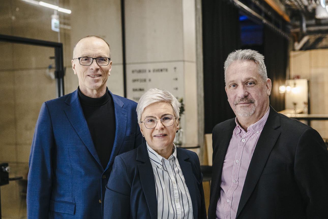 Lapin pk-yritysbarometrin esittelivät perjantaina Rovaniemellä Finnveran rahoituspäällikkö Heikki Lähdesmäki (vas.), Lapin elinvoimakeskuksen osastopäällikkö Marja Perälä ja Lapin Yrittäjien omistajanvaihdoskoordinaattori Seppo Selmgren.