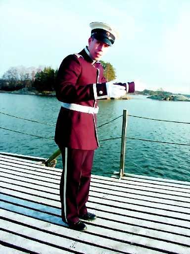 Kuuma tanssiasu . Kadetin juhla-asu ei ole muuttunut sitten 1920-luvun. Tuotekehittelyn paikkoja olisi. Kylmällä laiturilla kadetti-aliupseeri Antti Ollikaista ei palele, mutta linnan oloissa pukkaa hikeä.