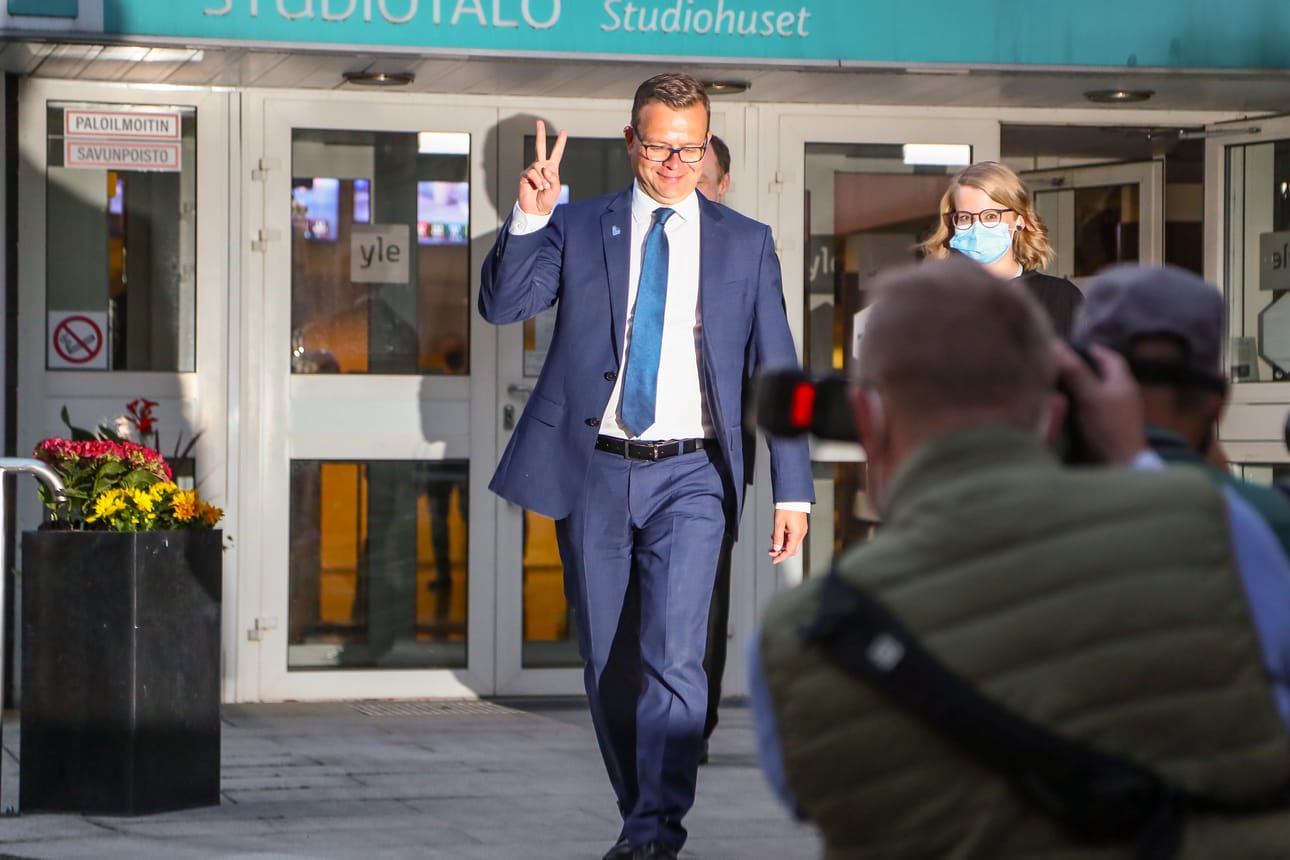 Kokoomus on Ylen kannatusmittauksessa Suomen suosituin puolue. Kuvassa puolueen puheenjohtaja Petteri Orpo kuntavaali-iltana kesäkuussa.