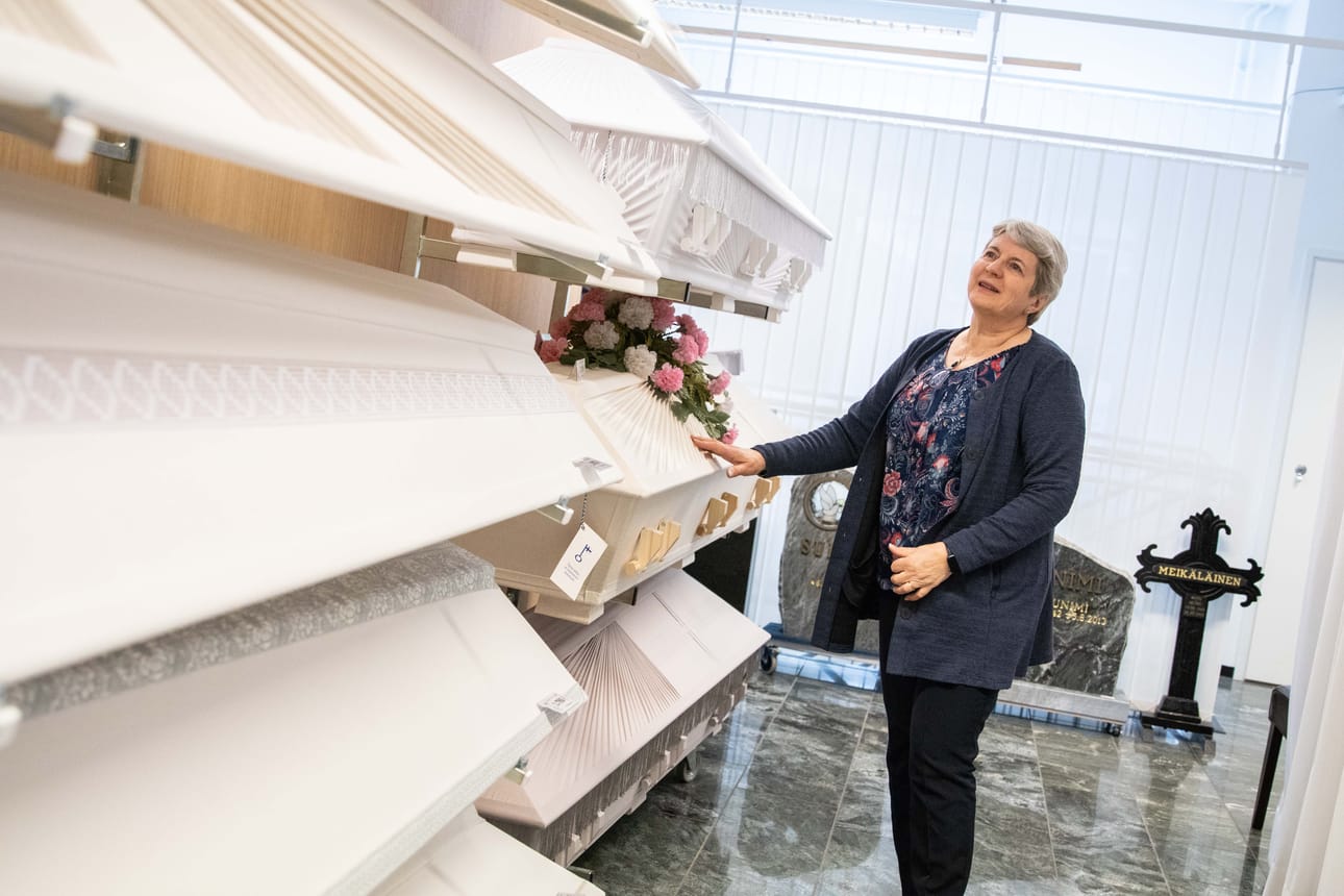 Jokelan Hautaustoimisto palvelee omaisia sekä hautausjärjestelyissä että kuolinpesän paperiasioissa. Kokonaisuuden hoitaminen saman katon alla helpottaa käytännön järjestelyjä.