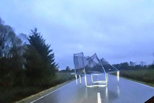 Kauhavan Ylikylässä trampoliini oli karannut tuulessa tielle. KUVA: MIKKO KÄRKKÄINEN