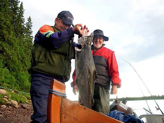 Takana tunnin keikka ja pudasjärveläinen Kaarlo Mustonen ja pellolainen Mikko Ekonoja voivat jo esitellä saalista. Ottipaikka oli viisi kilometriä pitkällä Naamisuvannolla Pellossa.