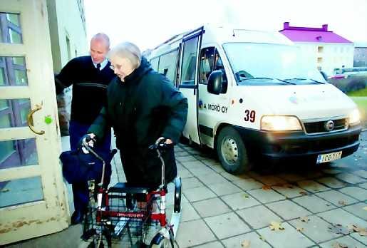 Kauppareissulla. Annikki Leminen (edessä) ja Helmi Karvonen pääsevät Onni-bussilla näppärästi kotoa Intiöstä Raksilan marketteihin ostoksille.