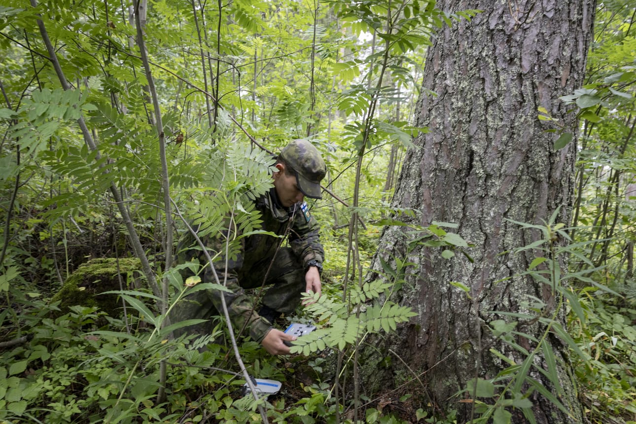 Droonien käyttö puolustusvoimissa on lisääntynyt Ukrainan ja Venäjän välisen sodan myötä. Suomalaisella metsämaastolla on droonisodassa sekä vahvuutensa että heikkoutensa.
