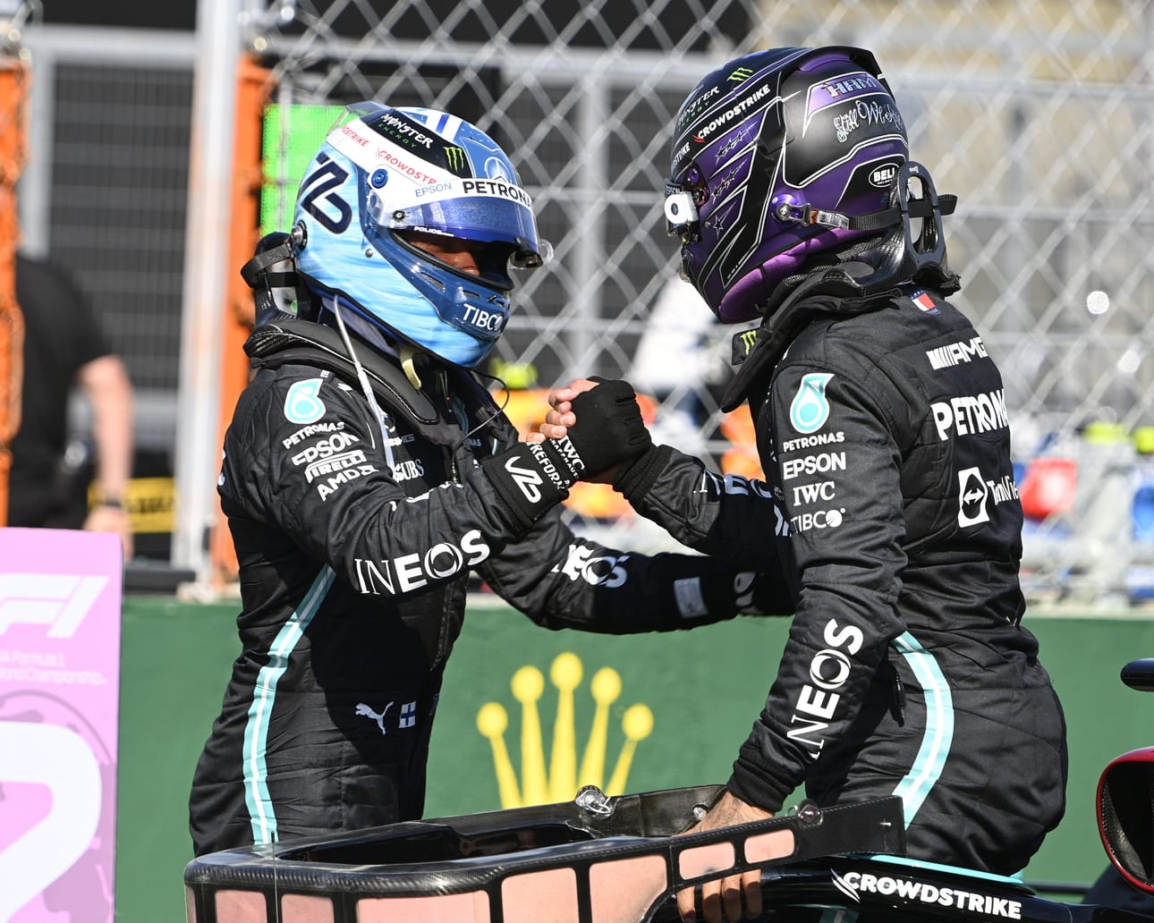 Lewis Hamilton ja Valtteri Bottas juhlivat aika-ajon kärkisijoja Budapestissa.