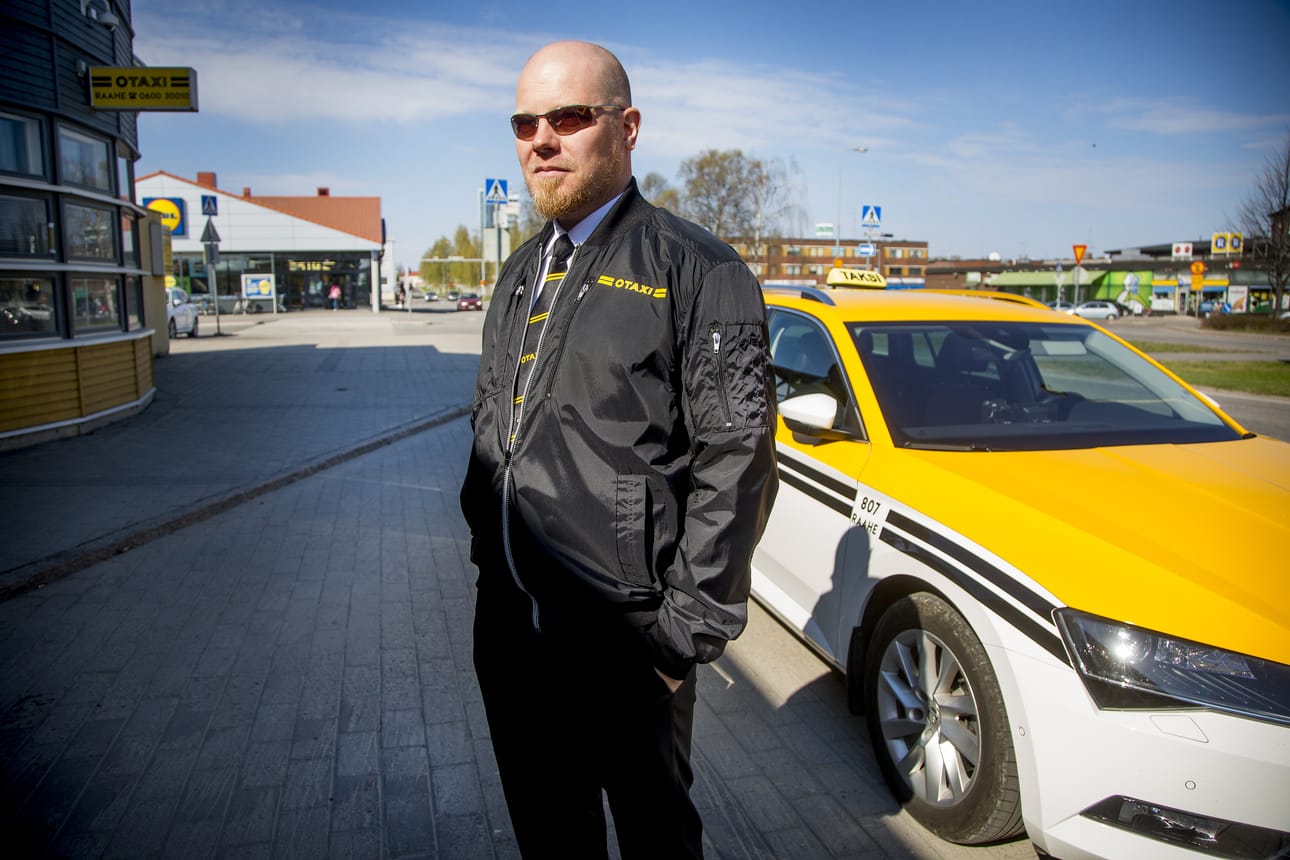 Raahen Taksiasema -yhtiön toimitusjohtaja Harri Liukkonen ei usko taksikyytien halpenevan heinäkuussa, kun taksiala vapautuu.