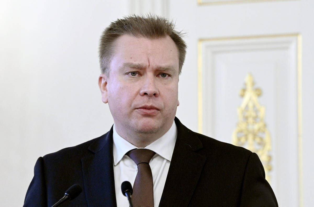 Puolustusministeri Kaikkonen kertoi hallituksen päätöksistä sunnuntaina iltapäivällä. Arkistokuva.LEHTIKUVA / MARKKU ULANDER