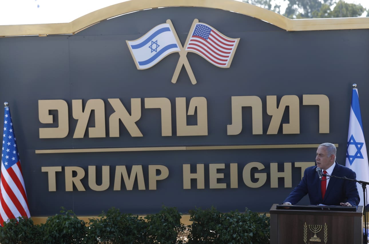 Israelin pääministeri Benjamin Netanjahu paljasti nimilaatan Beruchimissa Golanin kukkuloilla. Netanjahun hallitus hyväksyi sunnuntain uuden siirtokunnan, jonka nimeksi tulee Trump Heights eli Trumpin kukkulat.