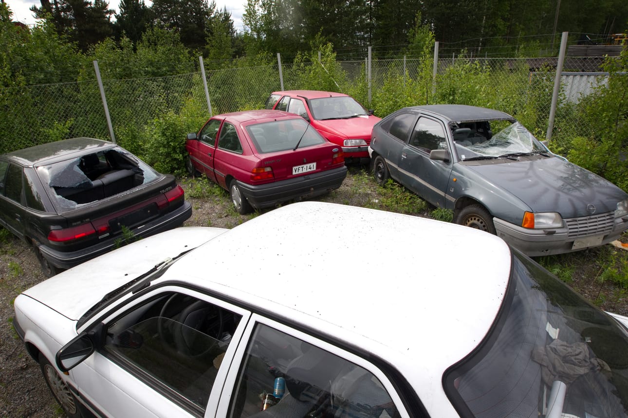 Alajärvelläkin hylätään muutamia autoja joka vuosi. Omistaja voi käydä hakemassa autonsa määräajan sisällä. Muutoin autot päätyvät useimmiten romuttamoon. Arkistokuva.