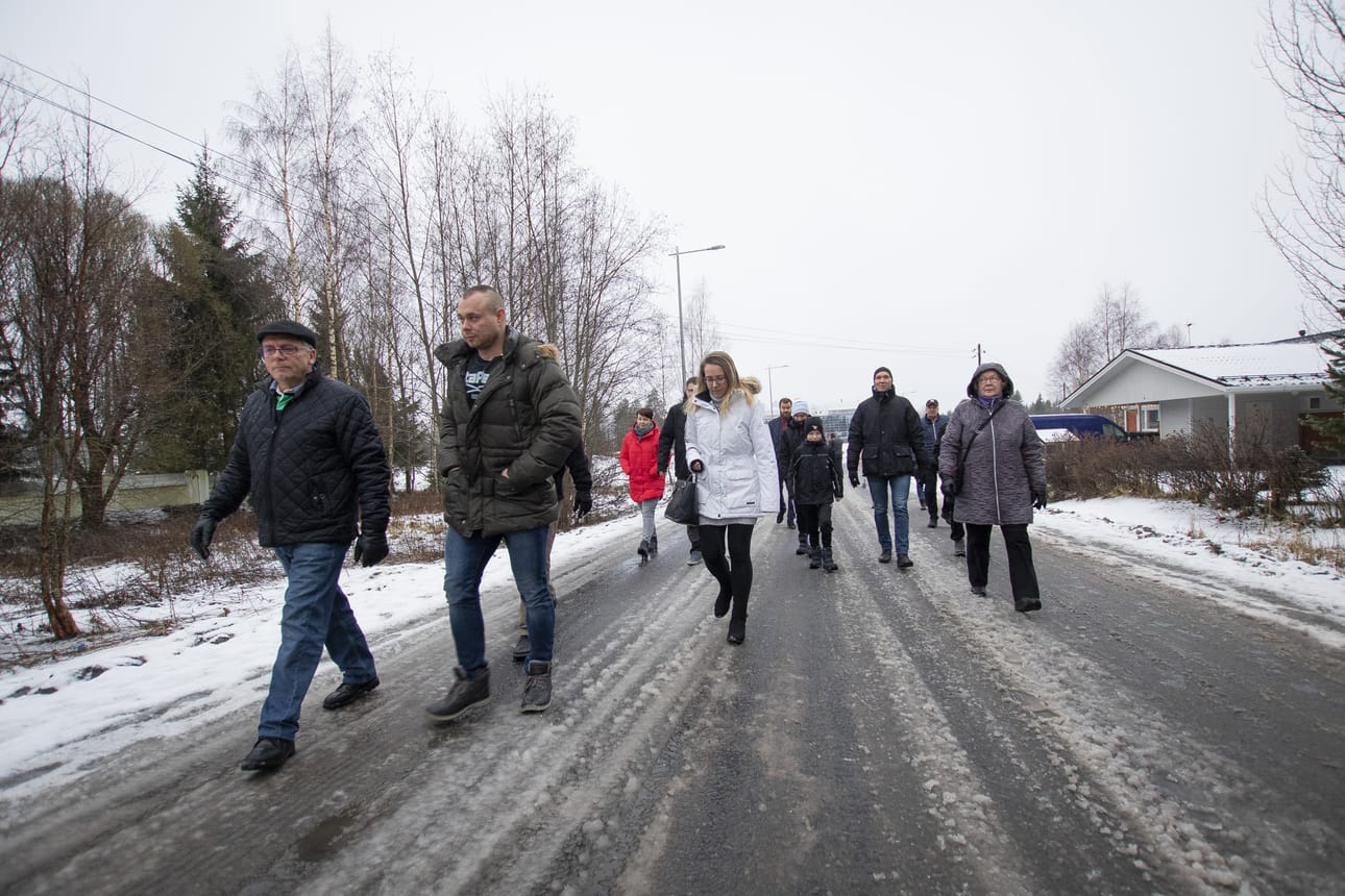Vihiluodon kyläläisiä kokoontui suuri joukko pohtimaan alueen tiestön turvallisuusongelmia. Tässä kyläläisten alla on Professorintie, joka kaipaisi rinnalleen kevyen liikenteen väylää ja itse katu hidasteita. Vauhti kun nousee autoilijoilla turhan korkeaksi.