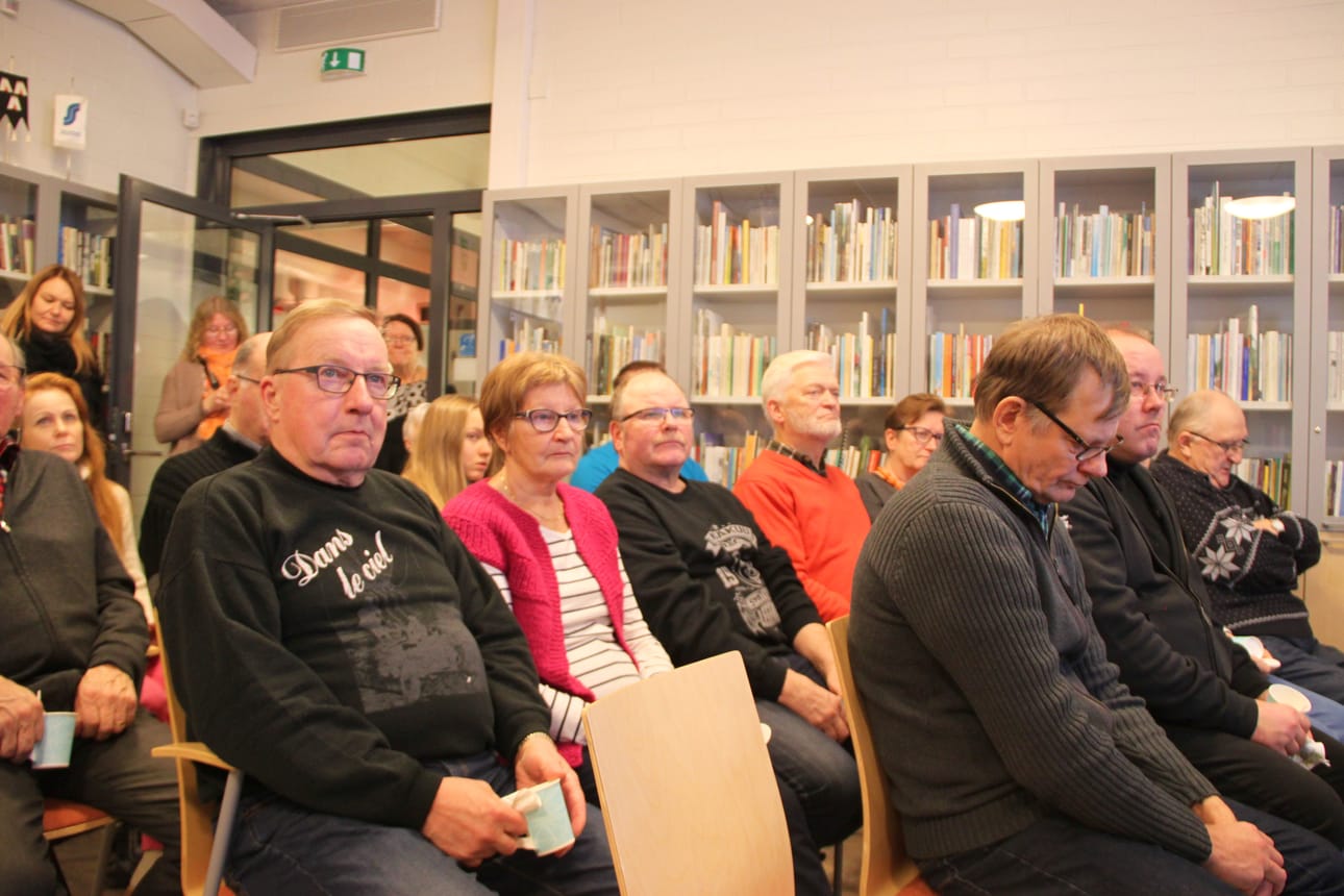 Yleisöä kertyi keskiviikkoiltana Päätalo-keskukseen runsaasti, kun oman kylän pojan kirja julkistettiin.