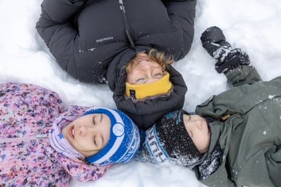 Oululaisen Annika Väisäsen lapset testaavat sietokykyään kylmässä suihkussa – Psykologi korostaa, että lapsen tietä ei saa silotella rypyttömäksi