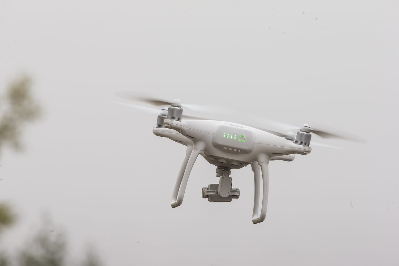 Tuore ja koko ajan tärkeämpään rooliin nouseva poliisin etsintäapuväline ovat drone-kopterit. Lapin poliisilaitoksella on tehty uraauurtavaa kehitystyötä niiden käytössä muun muassa etsinnöissä sekä rikospaikkojen tutkinnassa. Kuvituskuva.