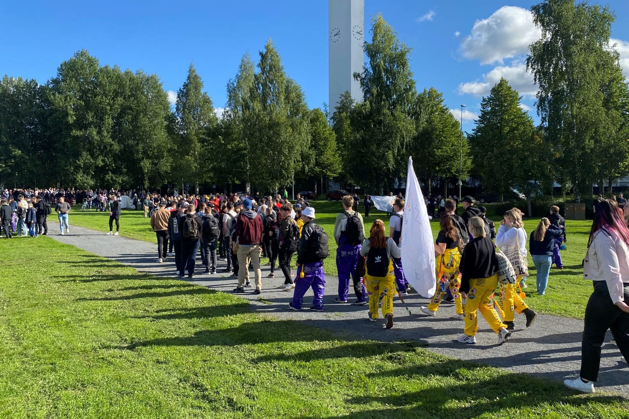 Värikäs opiskelijoiden joukko erottuu helposti katukuvasta.