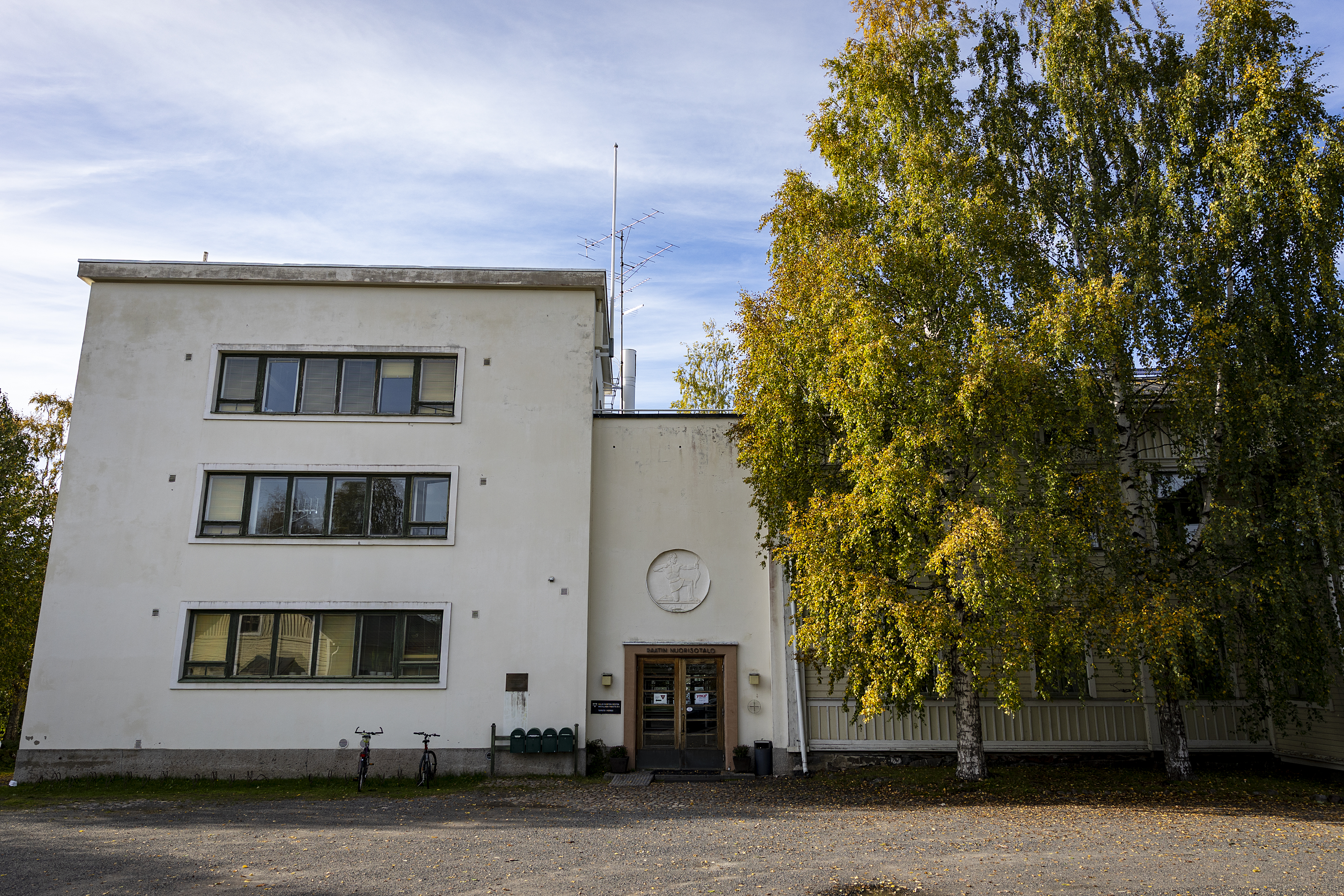 Raatin nuorisotalo on myynnissä – NMKY ja seurakuntayhtymä luopuvat vanhasta rakennuksesta