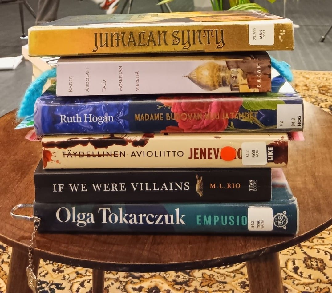 Pääkirjaston ensimmäisessä Silent Book Clubissa luettiin maailmankirjallisuutta. Pinossa osallistujien kirjat.