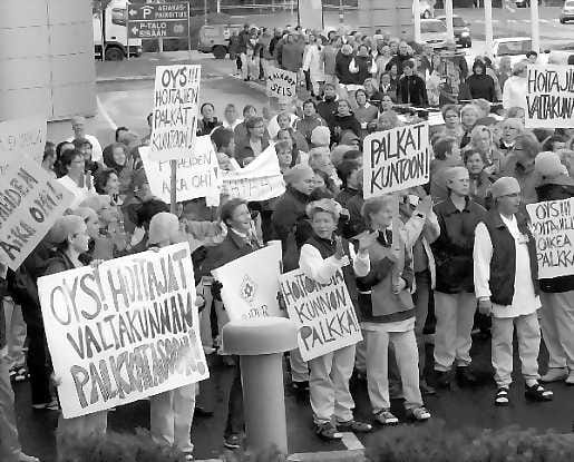 Palkkatarpeet selviksi. Oulun yliopistollisen sairaalan hoitohenkilökunta marssi ulos työpaikoiltaan torstaiaamuna.