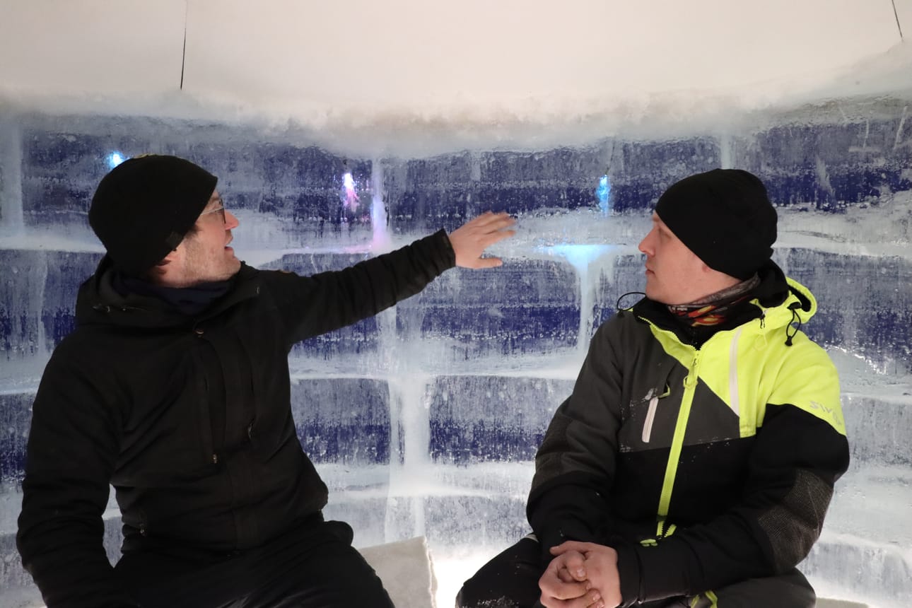 Aapo Viinamäki ja Matias Kivisaari ihastelevat veden virtauksen luomaa kuviota jääpalikoissa.