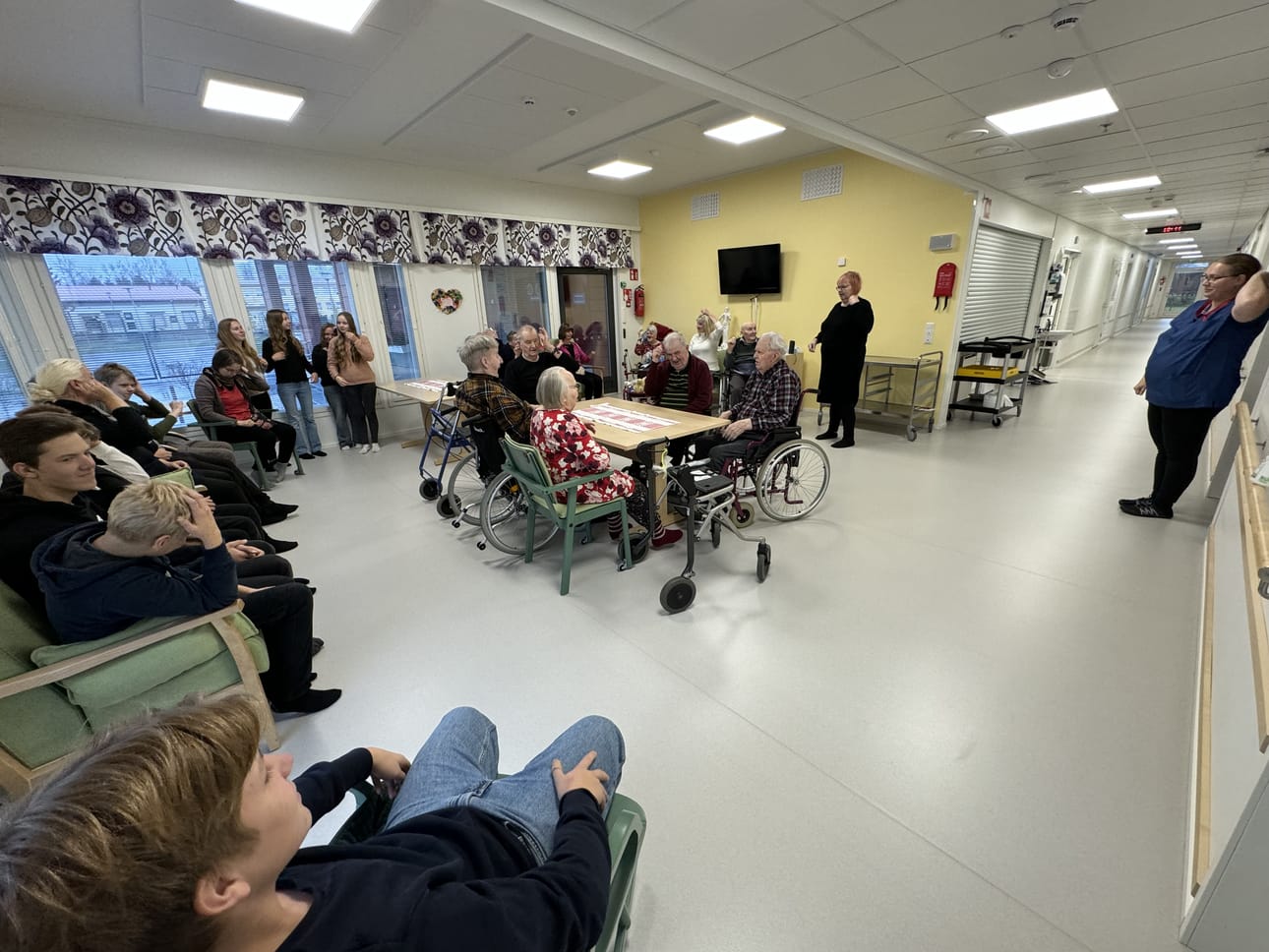 – Mikäs laulu lauletaan seuraavaksi, Merijärven hyvinvointikoordinaattori Marjo Nahkala kyseli kasiluokkalaisilta ja Koivukodin asukkailta. Laulettavaksi valikoitui kasiluokkalaisille ja koivukotilaisille tuttuja lauluja.