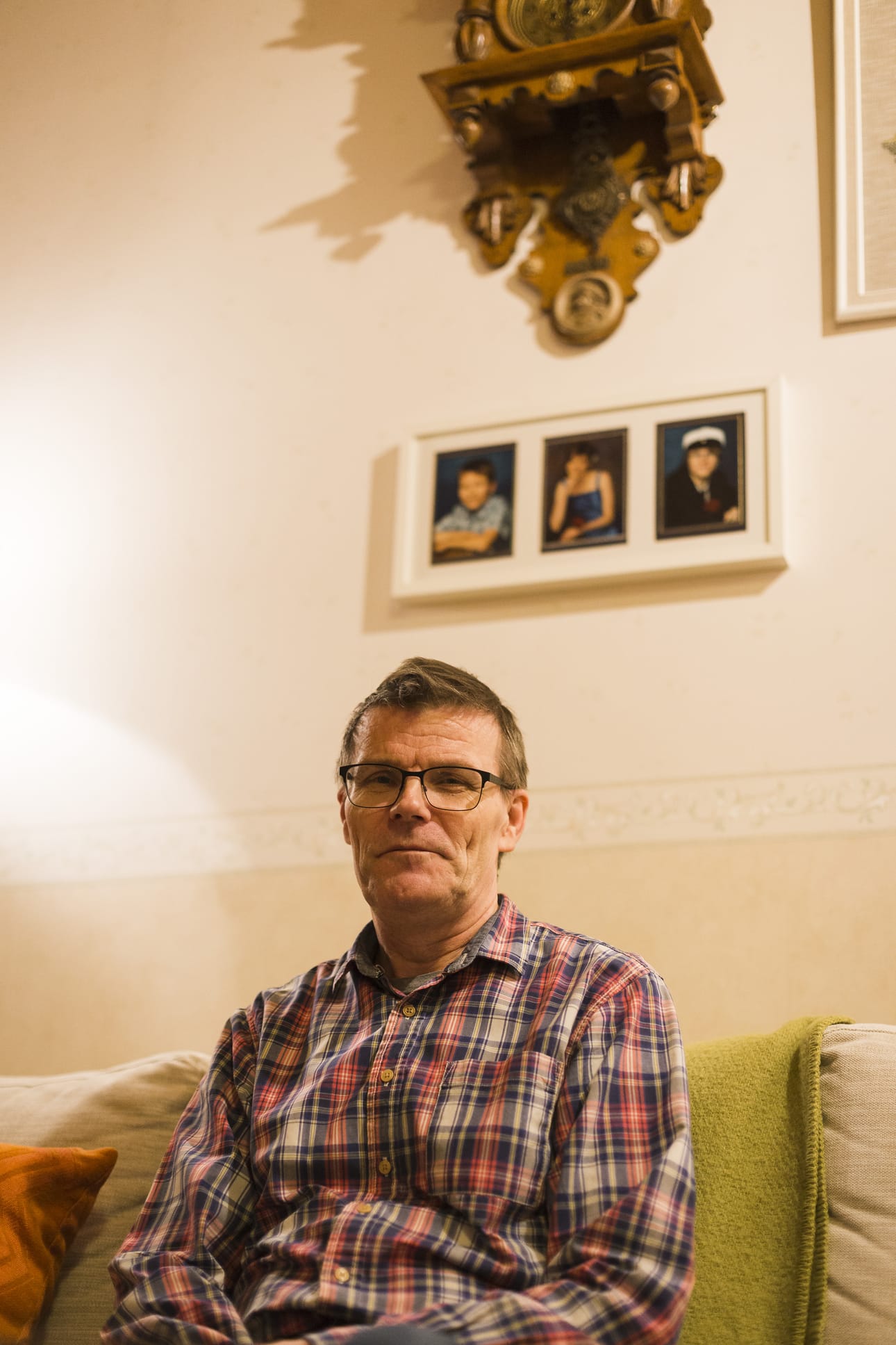 Vanttaja tekee mielellään käsillään. Omakotitalo on pitkälti omin tiedoin ja taidoin rakennettu. ”Viime vuonna remontoin kylpyhuoneen ja saunan lattiasta kattoon. Puoli vuotta siinä meni, mutta tulipahan valmista”, Vanttaja virnistää.