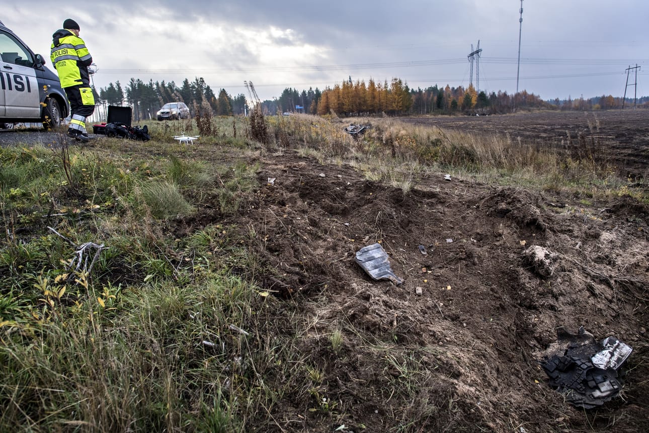 Kalajoen kuolonkolari tapahtui lähellä Tyngän kylää. Ajoneuvon osia oli pitkin tien piennarta.