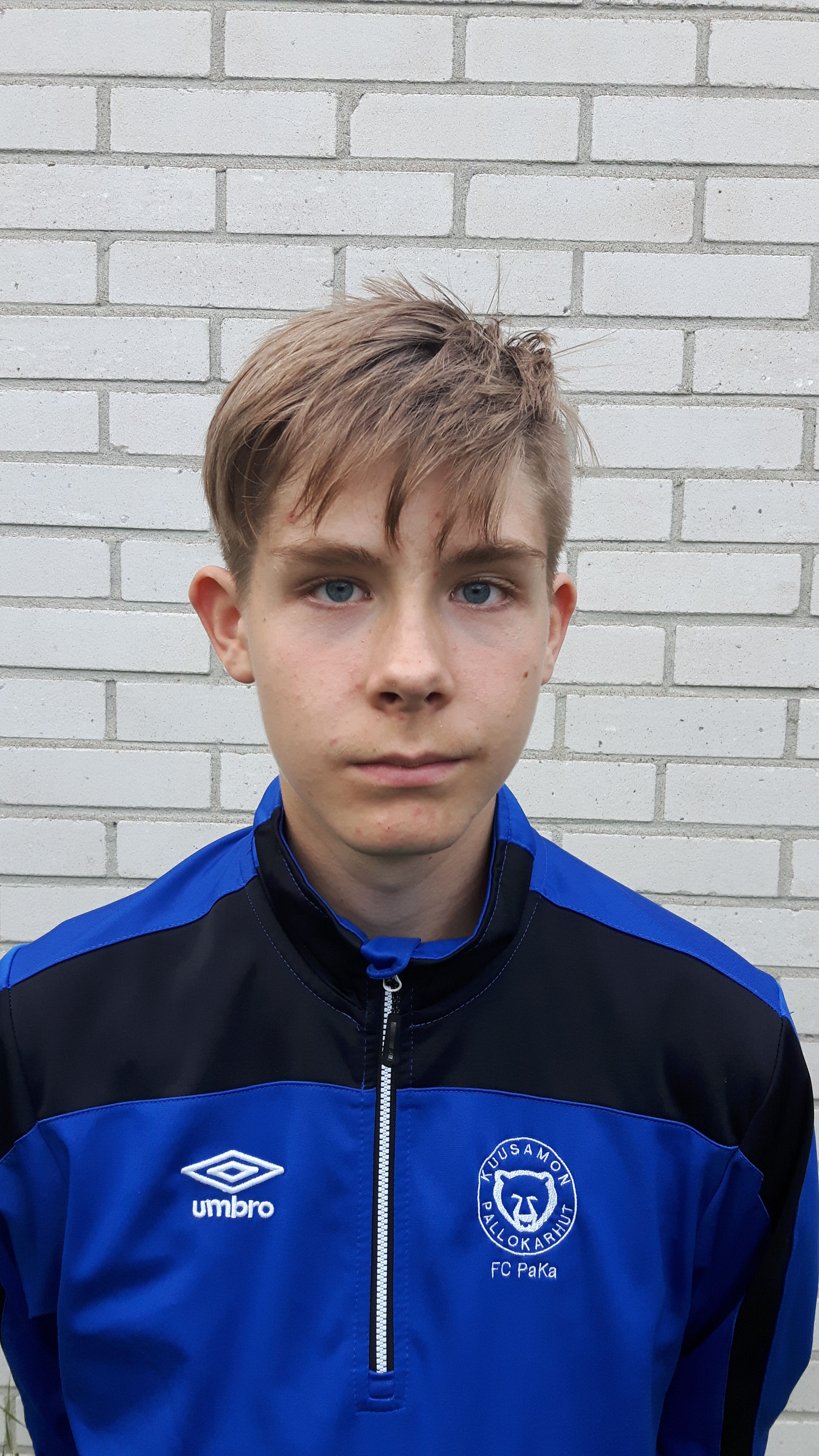 1.Iikka Meriläinen

2.Pelaan P15-joukkueessa, olen Hippo-ohjaaja, tuomaroin junnupelejä ja valmennan P9-joukkuetta

3-4.Aloitin 5-vuotiaana Hippo-futiksessa ja siitä eteenpäin olen pelannut. Hippo-ohjaajana olen kolmatta vuotta, valmentajana menossa toinen vuosi ja tuomarihommissa on menossa ensimmäinen vuosi, pelinohjaajana junnupeleissä olen ollut jo parina kesänä. 

5.Olen mukana eri tehtävissä mielenkiinnosta lajia kohtaan ja omasta halusta. Tässä saa ajatukset pois kaikesta muusta.