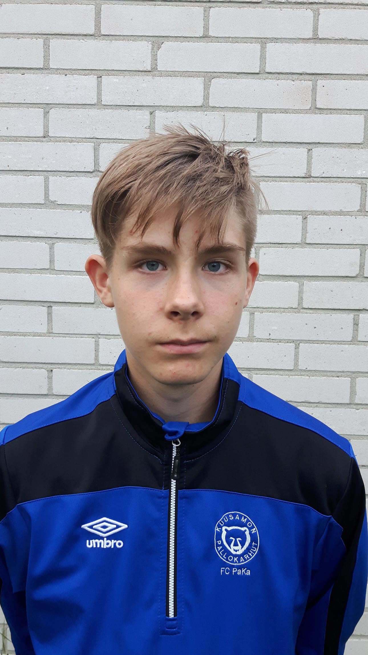 1.Iikka Meriläinen 2.Pelaan P15-joukkueessa, olen Hippo-ohjaaja, tuomaroin junnupelejä ja valmennan P9-joukkuetta 3-4.Aloitin 5-vuotiaana Hippo-futiksessa ja siitä eteenpäin olen pelannut. Hippo-ohjaajana olen kolmatta vuotta, valmentajana menossa toinen vuosi ja tuomarihommissa on menossa ensimmäinen vuosi, pelinohjaajana junnupeleissä olen ollut jo parina kesänä. 5.Olen mukana eri tehtävissä mielenkiinnosta lajia kohtaan ja omasta halusta. Tässä saa ajatukset pois kaikesta muusta.