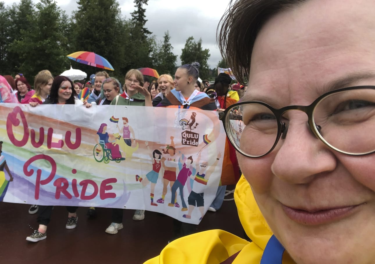 Valokuva voi kertoa tarinan, joka koskettaa ja jää mieleen. Hymyilevä Oulu 26 ja Oulu Pride ry rakentavat yhteistyössä tilaa, jossa moninaisuus, ihmisoikeudet ja taide kohtaavat – ja jokainen saa olla näkyvä omana itsenään.