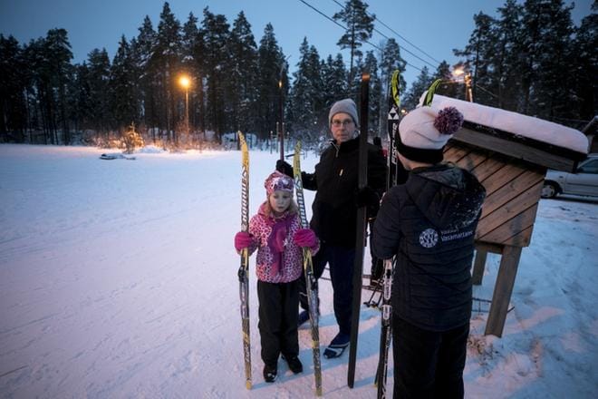 Reijo Myllymäki oli tyttäriensä Ilonan ja Elinan kanssa ensimmäistä kertaa hiihtämässä tänä talvena. Kolmikko hiihti kaksi kierrosta Metsäkallion ladulla torstai-iltana. – Luistossa ei ollut valittamista, mutta pitoa olisi saanut olla suksissa enemmän, Reijo Myllymäki kertoo. KUVAT: PAULA KASKIMAA