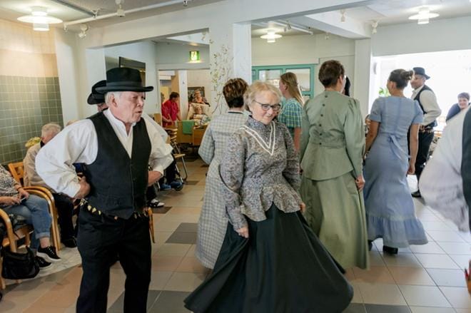 Kruunuhäätanssijoiden esitys piristi Kotivaaran asukkaiden arkea. Etualalla tanssivat Esa ja Marja-Leena Herttuala.