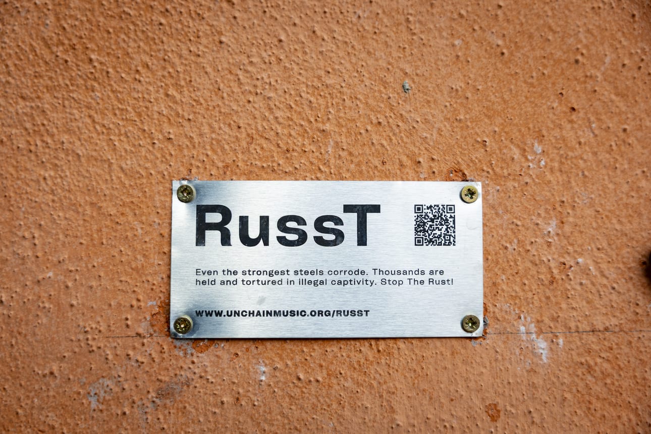 Taideteoksen yhteydessä on metalilaatta, jossa todetaan esimerkiksi, että vahvinkin teräs ruostuu.