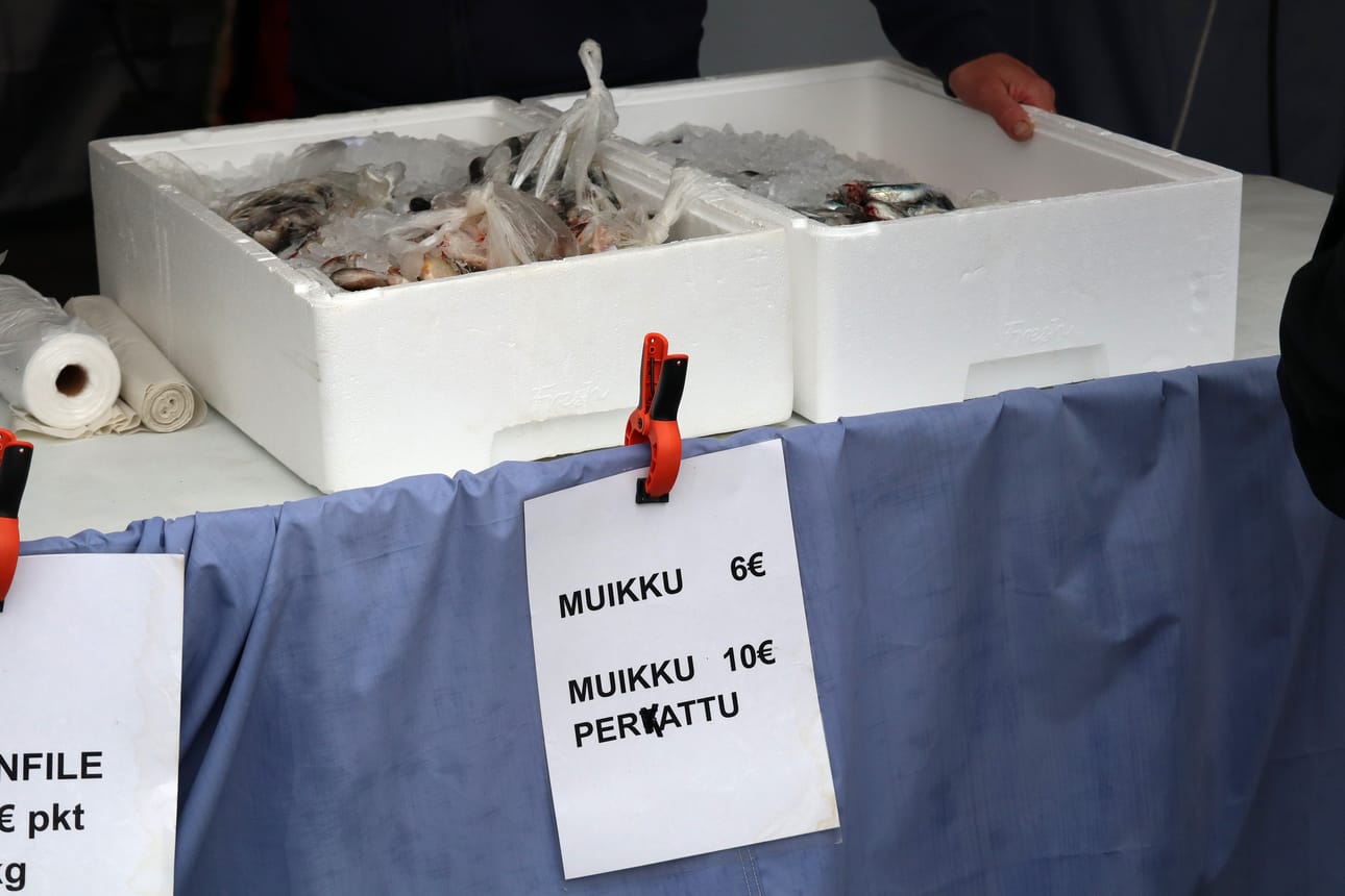 Kuusamon torin kalakojulle kerääntyy kymmenien asiakkaiden jono myyntipäivien aamuina.