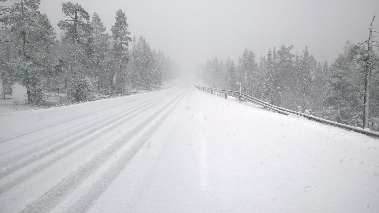 Ylläksen maisematiellä oli viisi senttiä lunta lauantaina alkuillasta.