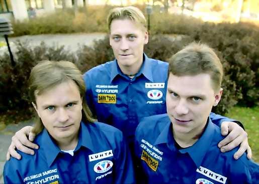 Kovia äijiä. Kari Pätäri (vas.), Tommi Nikunen ja Ari-Pekka Nikkola valmentavat mäkimiehiä.