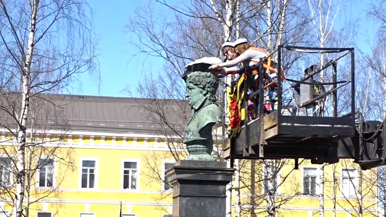 Franzenin patsas saa lakin päähänsä