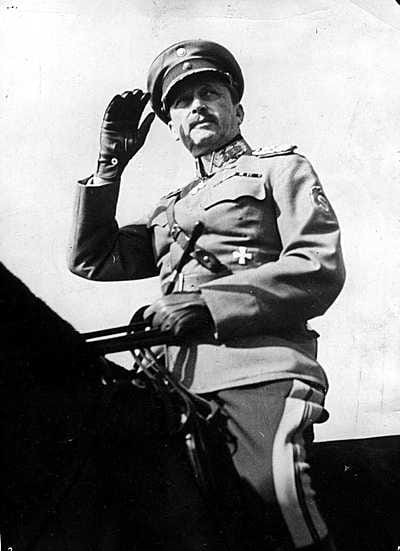 Itä-Karjalan venäläinen väestö siirrettiin syksyllä 1941 keskitysleireille ylipäällikkö Mannerheimin käskystä. Kuvassa Mannerheim tarkastamassa joukkoja Karjalassa -39.