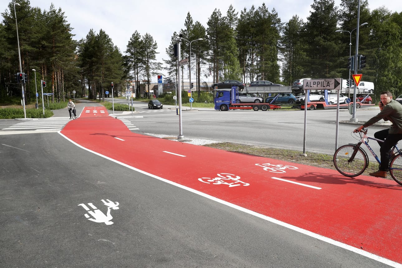 Linnanmaan baana. Punainen baana on tarkoitettu pyöräilijöille, siihen liittyy supersuojatie. Tervahovintien ja Kaarnatien risteys.